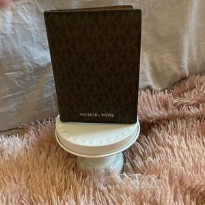 NEW Michael Kors Jet Set Passport Wallet